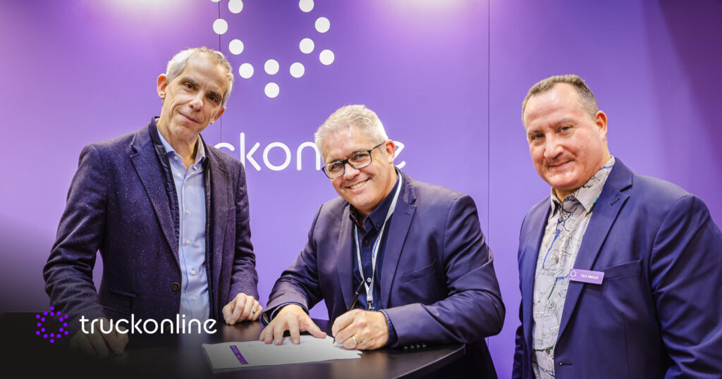 Signature du partenariat entre Truckonline et le Groupe Carpentier sur le stand de Solutrans.