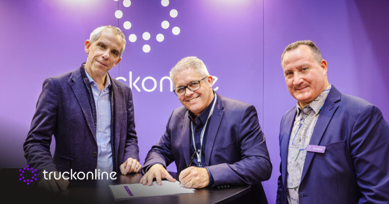 Signature du partenariat entre Truckonline et le Groupe Carpentier sur le stand de Solutrans.
